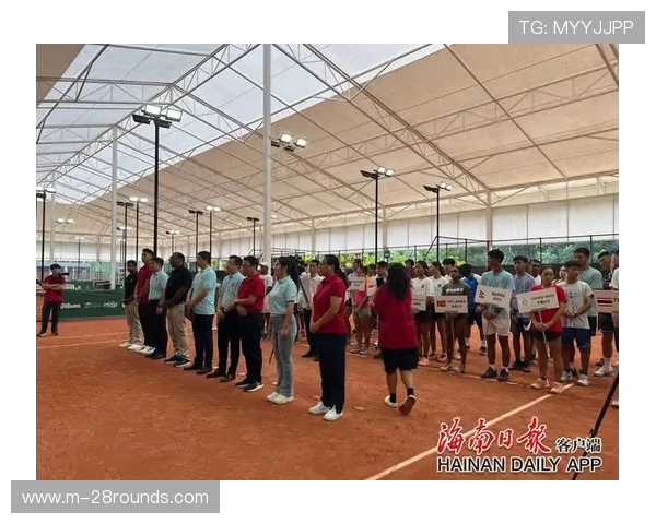 青少年选手适应红土场地的训练日常 青少年选手适应红土场地的训练日常